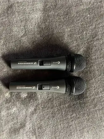 2 Sennheiser e815s microphones