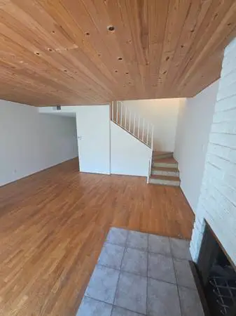 Large 2-Bed 2-Bath 2-Story Upstairs Apartment for Lease in Malaga Cove