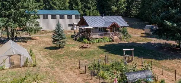 Custom retreat, 5 Ac. Lg. Shop, gardens, peace & privacy!