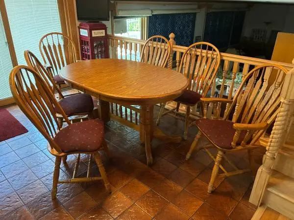 Oak Solid Wood Base Dining Room Table and Chairs