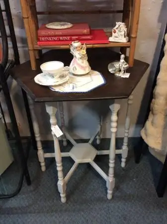 NICE 6-LEGGED END/WALL TABLE