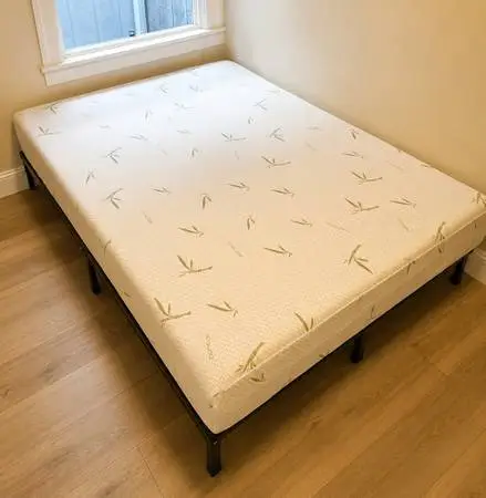 Queen Size Like-New Bamboo Memory Foam Mattress – $200 ¡Hablamos Españ