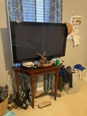 VERY GOOD USED SAMSUNG 49 INCH FLAT SCREEN TV WITH STAND