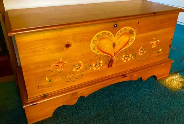 LANE CEDAR CHEST IN NICE CONDITION AND GREAT DETAIL
