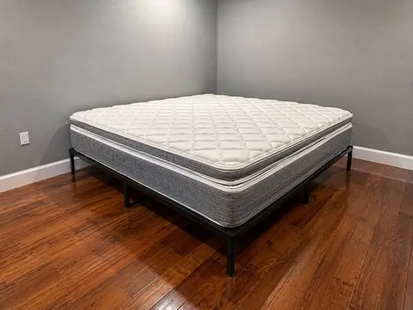 Queen Size Like-New Pillow Top Mattress ¡Hablamos Español!
