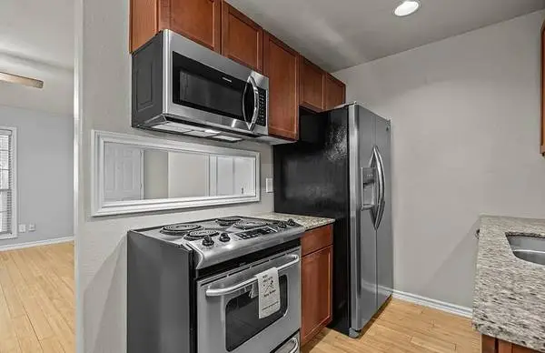 Cozy Apartment Near Campus! Hardwood floors! Fast approval!
