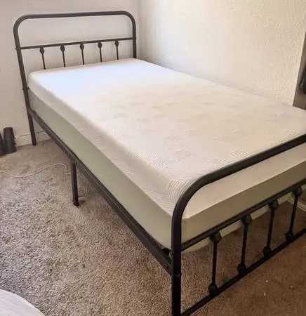 ****Twin Size Bed w/Mattress ****