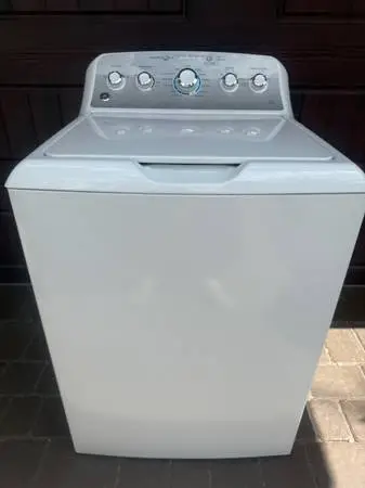 BRAND NEW CONDITION SUPERSIZE CAPACITY PLUS GE WASHER