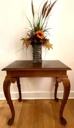 Vintage Queen Anne Style Walnut Entryway/Console/Accent Table