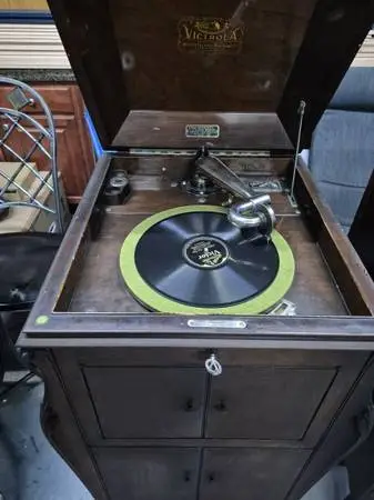 1923 Victrola phonograph