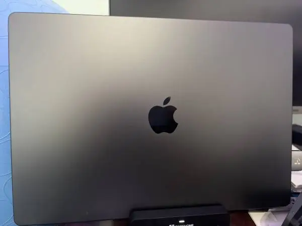 **OBO**MacBook Pro M4 MAX/2-Samsung 32” curved screens, 1-floating screens mou