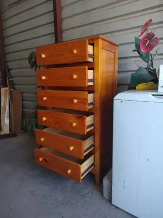 🟡 precious solid wood tall dresser in great shape and condition 🔴