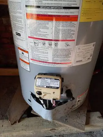 50 Gallon Gas Water Heater -- No Rust -- MINT CONDITION