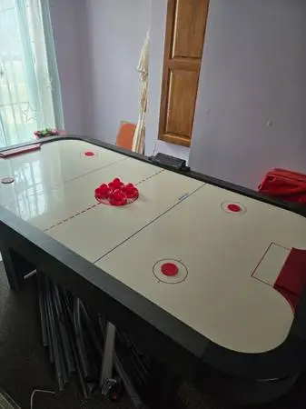 Air hockey table