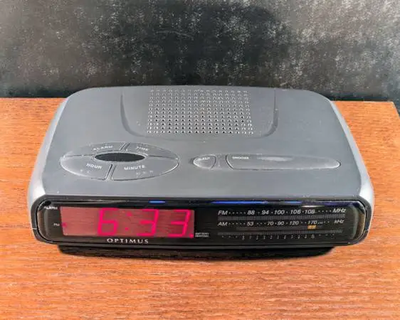 Vintage Optimus AM/FM Alarm Clock Radio – Classic Red LED Display