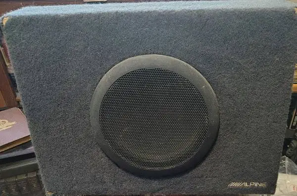 Alpine SBT-S10V,Compact,Ported Truck Enclosure w/10 SWT Subwoofer