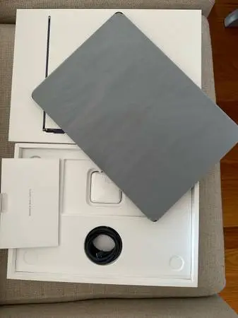 MacBook Air 13.6” M3 chip 16GB memory