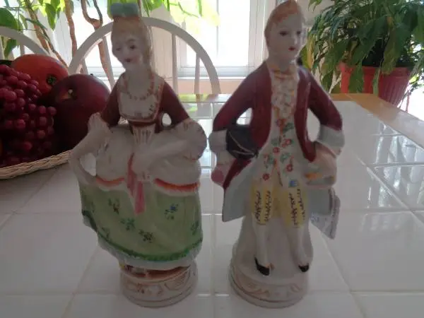Colonial Couple Figures