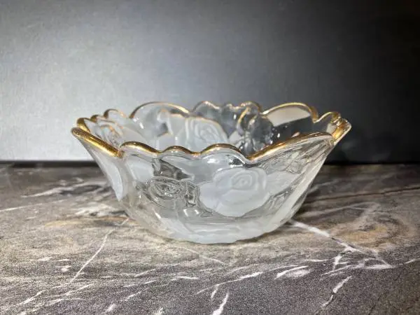 NEW Mikasa Gold Edge Frosted Winter Rose Crystal Emboss Roses,Scallop