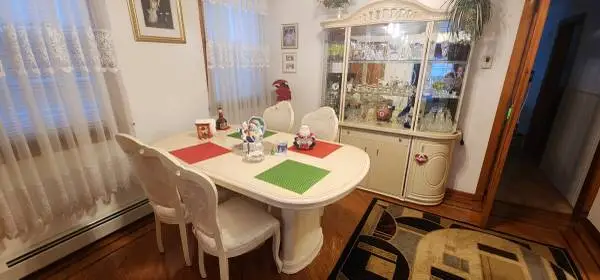 Dinning Room extreme good condition,  6 chairs, expandable table ble,