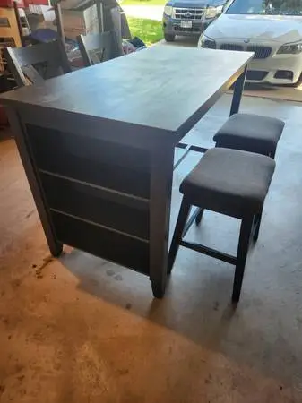 Table & Chairs (Gray)