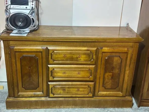 Buffet and upright shelf
