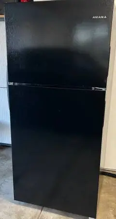 Almost New Black Amana Top Freezer Refrigerator 18 Cb Ft