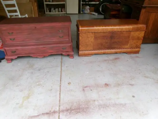 LIKE NEW PAIR 2 , TWO 1940S CEDAR CHEST W/TRAY, DRAWER (PIC)
