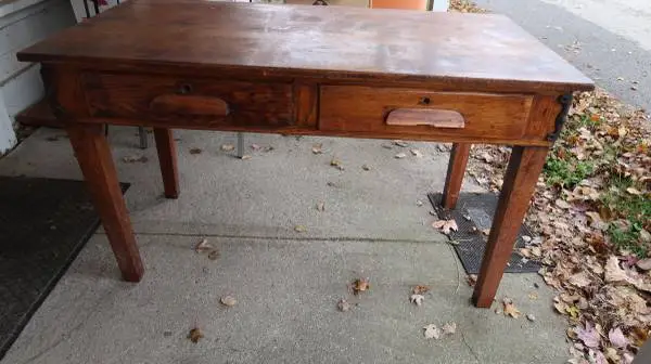 OAK ANTIQUE DESK MISSION STYLE / ARTS & CRAFTS $250.00