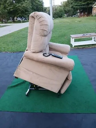 Powered Lift Chair Powered Recliner by Golden Technologies