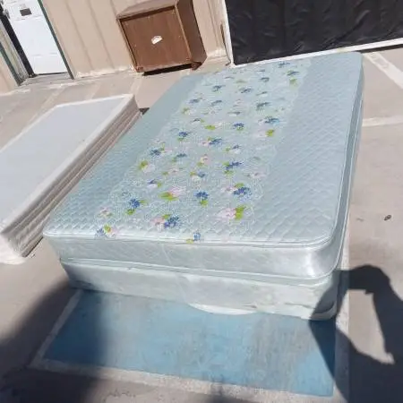 Full size mattress and box spring