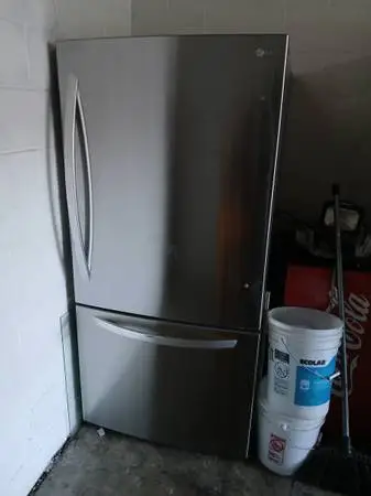 Lg 33 stainless steel bottom freezer refrigerator ice maker