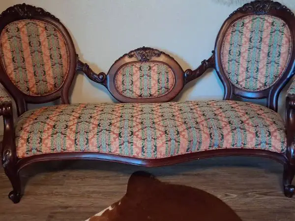 VINTAGE COUCH