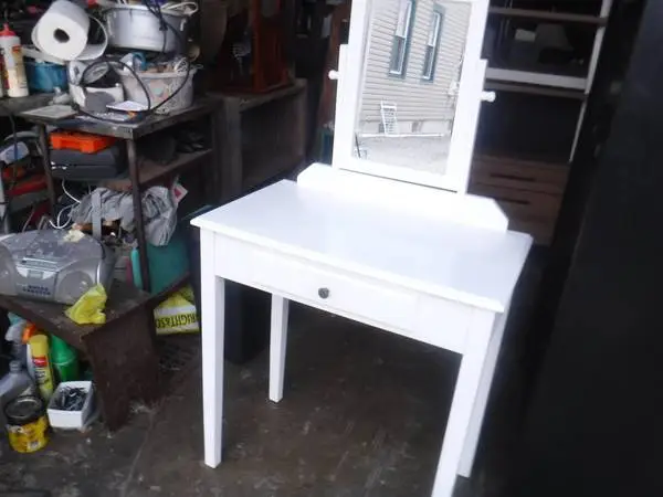 White Vanity Table w/ Mirror