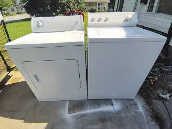 WHIRLPOOL STANDARD CAPACITY WASHER AND ELECTRIC DRY SET