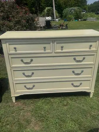 Cream Distressed 5-Drawer Chest of Drawers / Dresser