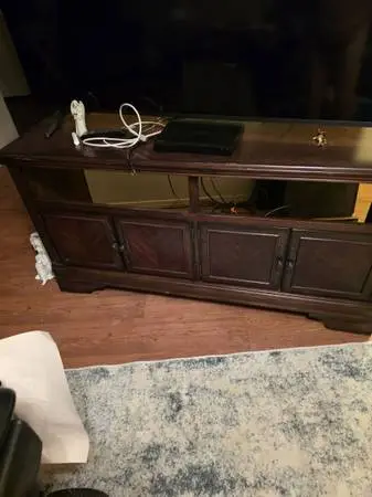TV STAND BROWN 4  DOORS LIKE NEW