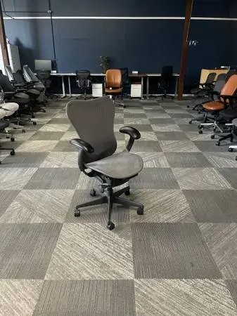 ** MESH ERGONOMIC CHAIR — HERMAN MILLER MIRRA2 **