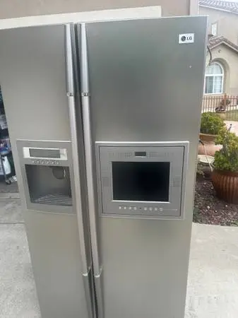 Clean LG refrigerator will deliver and install