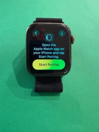 Gold Apple Watch Series 4 (44mm) GPS and Bluetooth 5.0 connectivity