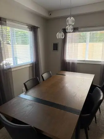 Extendable Dining Table + 6 Chairs — Like New, Sturdy& High Quality