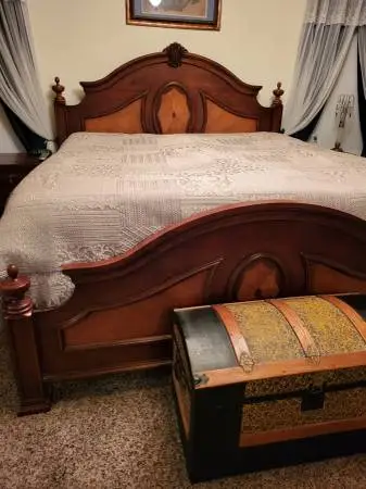 KING SIZE BED- BEAUTIFUL