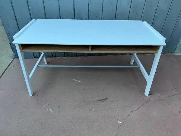 White desk in very good condition Dimensions high 25 inches wide 48 i