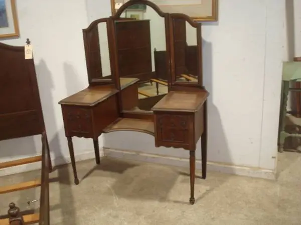 vintage vanity w/ triple swing mirror