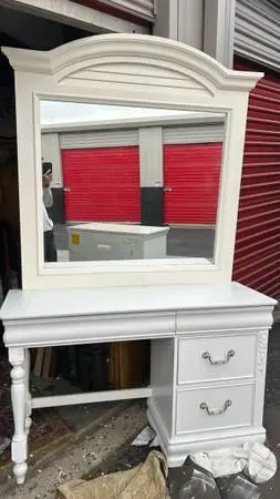 White desk vanity with mirror student desk L48”*D17”*H30”(address in descr