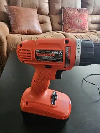 BLACK & DECKER DRILL WITH BATTERY AND CHARGER