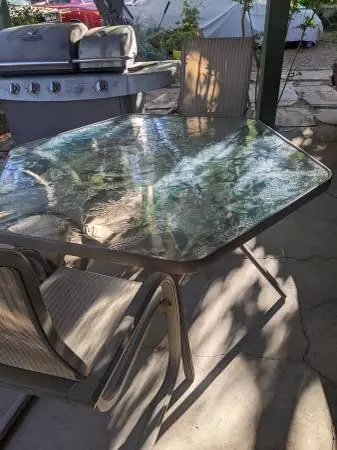 OCTIGON GLASS OUTDOOR TABLE W/4 CHAIRS