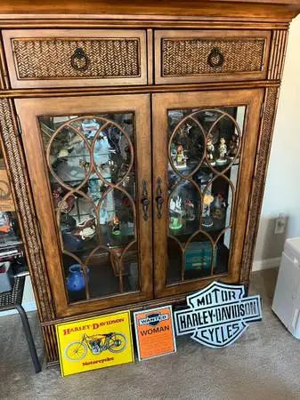 BROYHILL DISPLAY CABINET