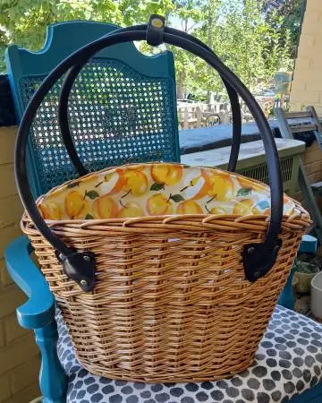 Vintage 1970s Insulated WICKER SHOPPING/PICNIC TOTE BAG.