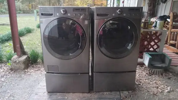 2009 LG Dryer and washer Front Loader and Pedestal with drawers